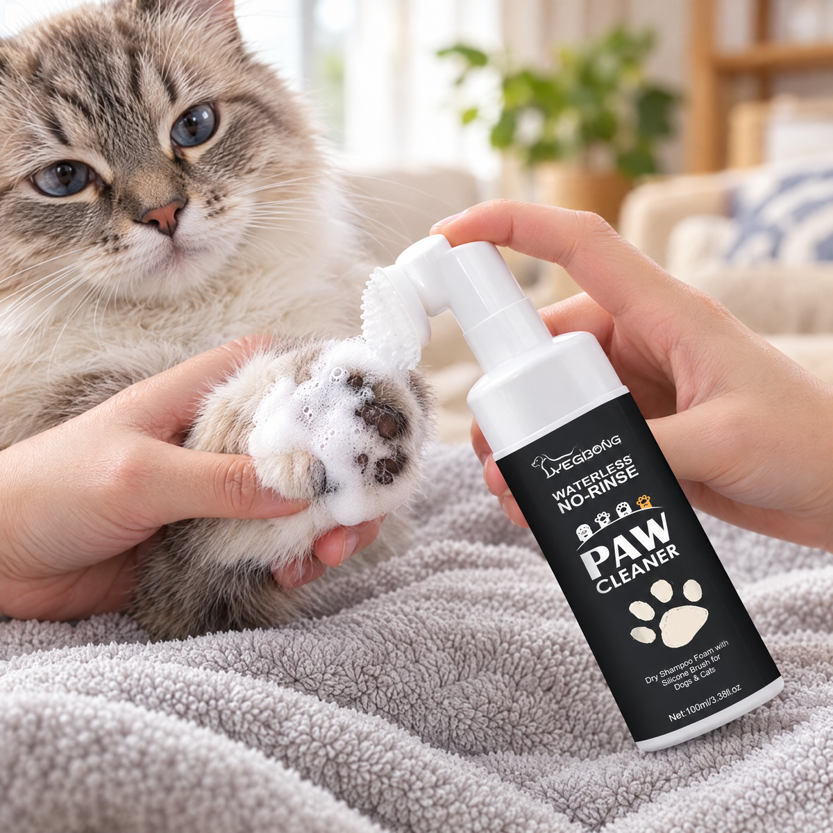 Foam paw cleaner – lifestyle photo 2